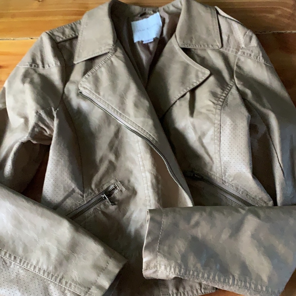 Maurices size large faux leather bomber style jacket. Like NEW. - Picture 4 of 4